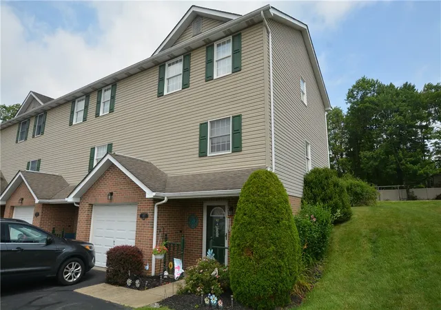 Photo 2 of Townhouse for sale at 907 Stoneridge Blvd, Twp Of But Sw, PA 16001 | MLS# 1765688 | Listing updated on 2026-08-21
