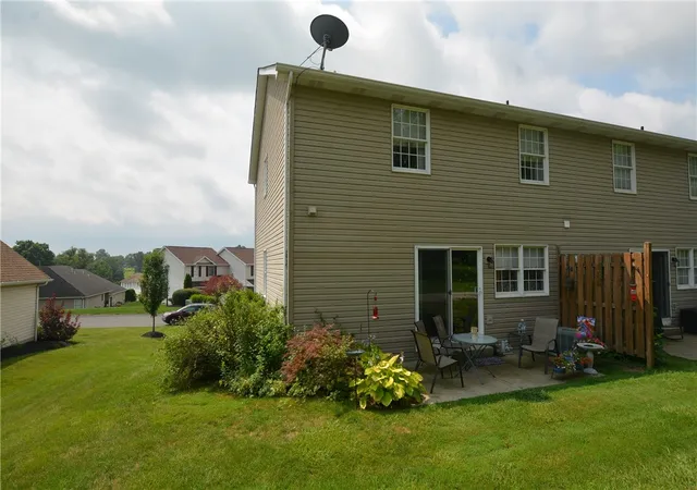 Photo 4 of Townhouse for sale at 907 Stoneridge Blvd, Twp Of But Sw, PA 16001 | MLS# 1765688 | Listing updated on 2026-10-06