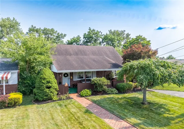 Photo 2 of Single family home for sale at 658 Lindsay Rd, Scott Twp, PA 15106 | MLS# 1766055 | Listing updated on 2026-08-29