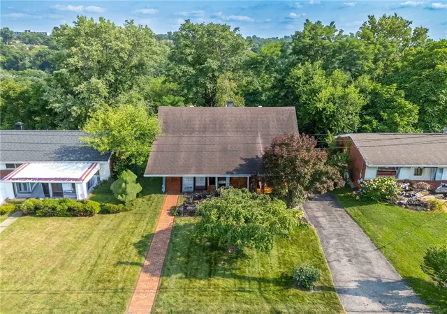 Photo 3 of Single family home for sale at 658 Lindsay Rd, Scott Twp, PA 15106 | MLS# 1766055 | Listing updated on 2026-08-29