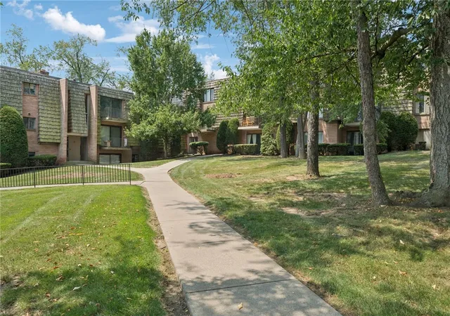 Listing Photo 2 - Condo for sale in building located at 1135 Forest Grn Dr, Coraopolis, PA 15108 - Unit #