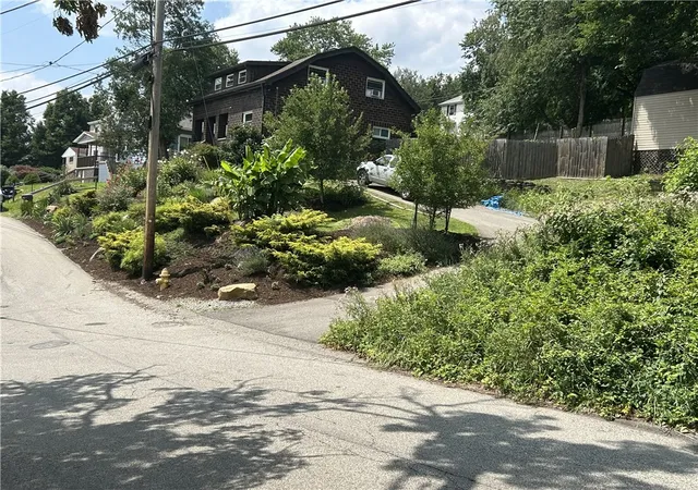 Photo 4 of Single family home for sale at 200 Davis Ave, Shaler, PA 15223 | MLS# 1766408 | Listing updated on 2026-08-25