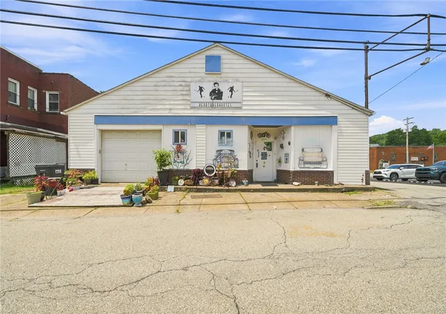 Photo 2 of Single family home for sale at 204 2nd Avenue, Elizabeth, PA 15037 | MLS# 1766623 | Listing updated on 2026-09-17
