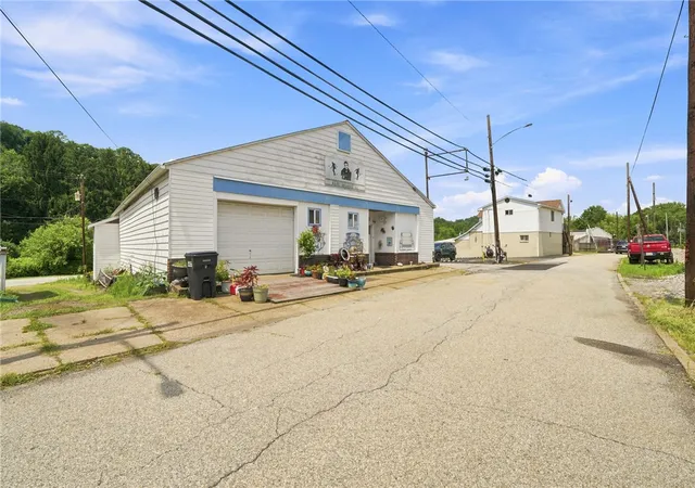 Photo 3 of Single family home for sale at 204 2nd Avenue, Elizabeth, PA 15037 | MLS# 1766623 | Listing updated on 2026-09-17