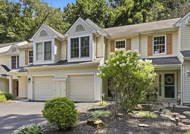 Photo 2 of Townhouse for sale at 297 Commons Dr, Oakmont, PA 15139 | MLS# 1767296 | Listing updated on 2026-08-27