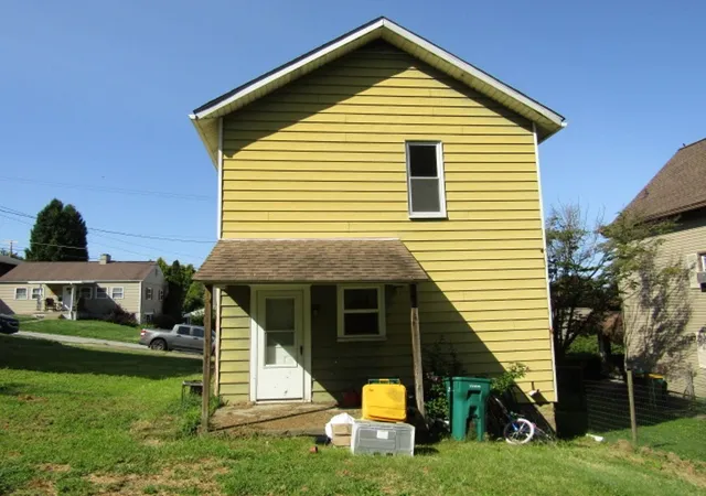 Photo 3 of Single family home for sale at 209 Park St, Derry Twp, PA 15627 | MLS# 1767353 | Listing updated on 2026-08-07