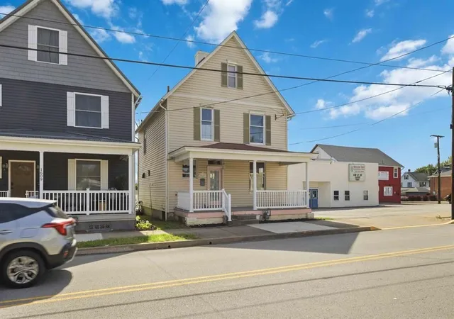 Photo 3 of Single family home for sale at 1607 Ligonier St, Latrobe, PA 15650 | MLS# 1767662 | Listing updated on 2026-08-28