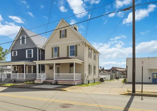 Photo 4 of Single family home for sale at 1607 Ligonier St, Latrobe, PA 15650 | MLS# 1767662 | Listing updated on 2026-08-28