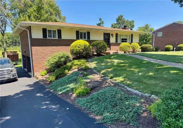 Photo 2 of Single family home for sale at 135 Hampton Ct, Twp Of But Sw, PA 16002 | MLS# 1767467 | Listing updated on 2026-08-22