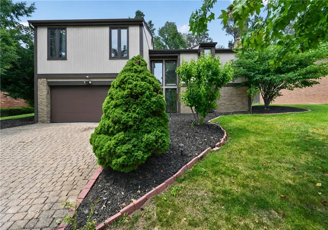 Photo 3 of Single family home for sale at 152 Cassia Dr, Jefferson Hills, PA 15025 | MLS# 1767779 | Listing updated on 2026-08-18