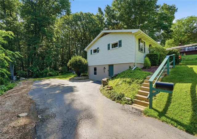 Photo 3 of Single family home for sale at 436 Edgewood Dr, City Of Franklin, PA 16323 | MLS# 1767801 | Listing updated on 2026-08-24