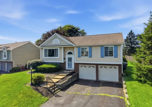 Photo 3 of Single family home for sale at 513 Sarah Dr, Cranberry Twp, PA 16066 | MLS# 1767856 | Listing updated on 2026-08-30