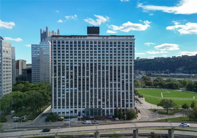 Listing Photo 5 - Condo for sale in Gateway Towers located at 320 Fort Duquesne Blvd, Pittsburgh, PA 15222 - Unit #26N