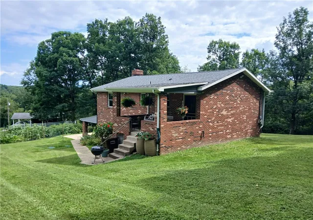 Photo 3 of Single family home for sale at 429 Dairy Farm Rd, Allegheny Twp, PA 15068 | MLS# 1767601 | Listing updated on 2026-08-10