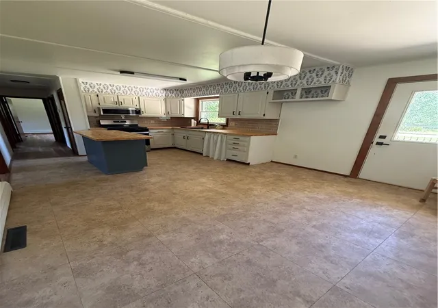 Photo 4 of Single family home for sale at 308 Orlando Ave, Neshannock Twp, PA 16105 | MLS# 1768019 | Listing updated on 2026-08-30