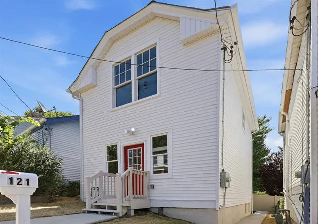 Photo 3 of Single family home for sale at 121 Newett St, Carrick, PA 15210 | MLS# 1768068 | Listing updated on 2026-08-26