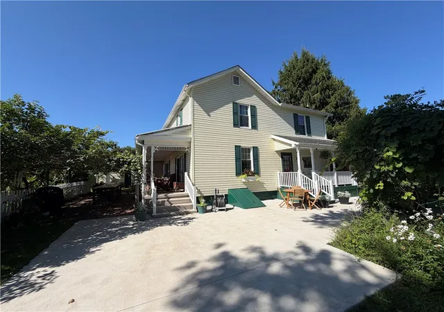 Photo 4 of Single family home for sale at 718 Skylark Dr, Dunbar Twp, PA 15425 | MLS# 1768078 | Listing updated on 2026-08-22