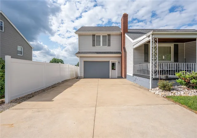Photo 4 of Single family home for sale at 720 Main St, Latrobe, PA 15650 | MLS# 1767069 | Listing updated on 2026-08-28