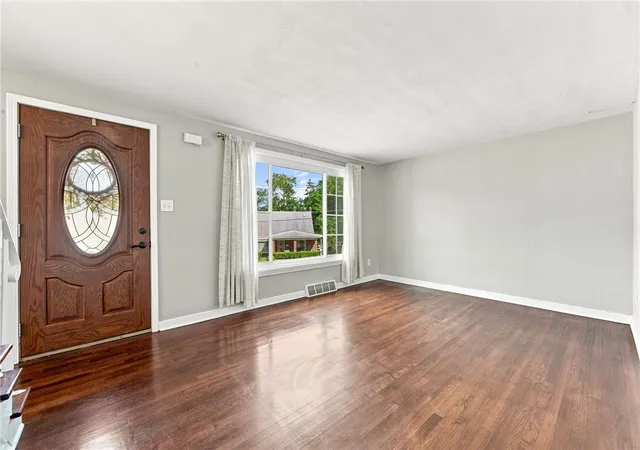 Photo 4 of Sale Pending at 6746 W Barivista Dr, Verona, PA 15147 | MLS# 1768145 | Listing updated on 2026-08-20