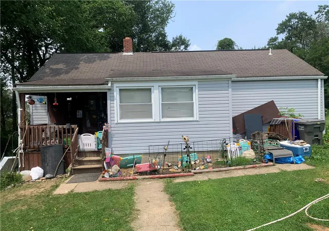 Photo 3 of Single family home for sale at 125 127 Janet Ln, Oakland Twp, PA 16025 | MLS# 1768474 | Listing updated on 2026-08-20