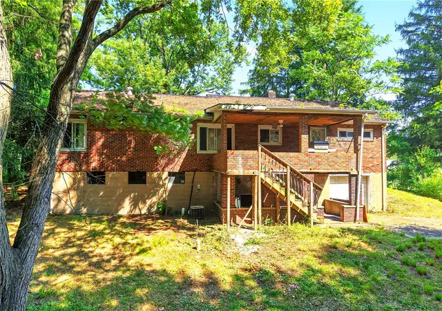 Photo 4 of Single family home for sale at 142 Franklin Ave, Center Twp, PA 15061 | MLS# 1768539 | Listing updated on 2026-08-10