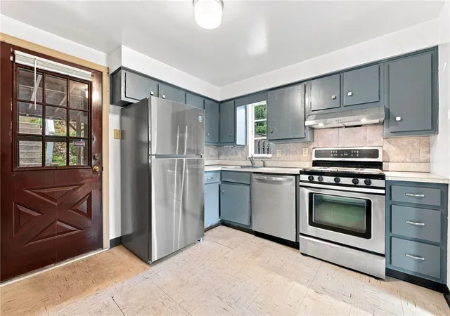Photo 4 of Single family home for sale at 225 Alries St, Carrick, PA 15210 | MLS# 1768745 | Listing updated on 2026-08-07