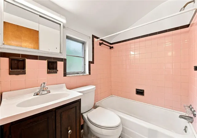 Photo 5 of Single family home for sale at 225 Alries St, Carrick, PA 15210 | MLS# 1768745 | Listing updated on 2026-08-07