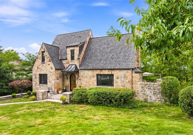 Photo 3 of Sale Pending at 1134 Greenridge Ln, Green Tree, PA 15220 | MLS# 1768589 | Listing updated on 2026-08-10