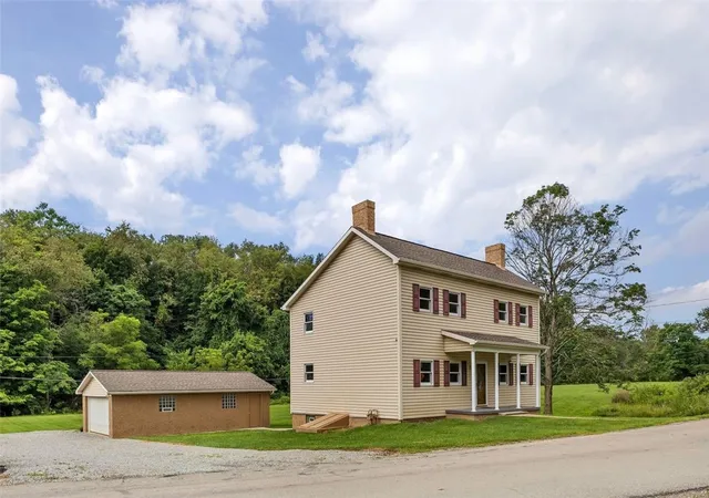 Photo 2 of Single family home for sale at 690 Lakeview Dr, South Strabane, PA 15301 | MLS# 1768379 | Listing updated on 2026-08-22