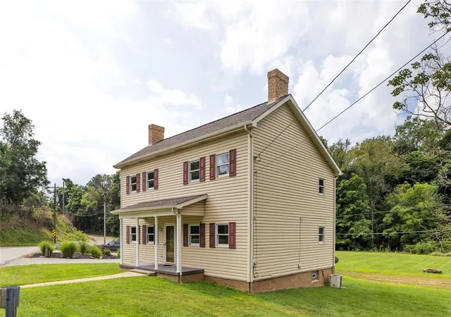 Photo 3 of Single family home for sale at 690 Lakeview Dr, South Strabane, PA 15301 | MLS# 1768379 | Listing updated on 2026-08-22
