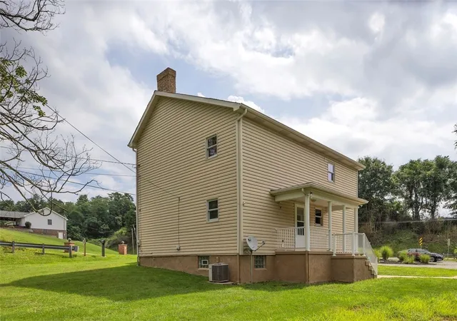 Photo 3 of Single family home for sale at 690 Lakeview Dr, South Strabane, PA 15301 | MLS# 1768379 | Listing updated on 2026-09-25