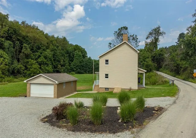 Photo 4 of Single family home for sale at 690 Lakeview Dr, South Strabane, PA 15301 | MLS# 1768379 | Listing updated on 2026-09-25