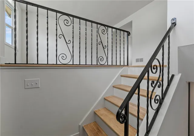 Photo 2 of Single family home for sale at 533 Elmview Dr, Elizabeth Twp/boro, PA 15037 | MLS# 1769150 | Listing updated on 2026-08-10