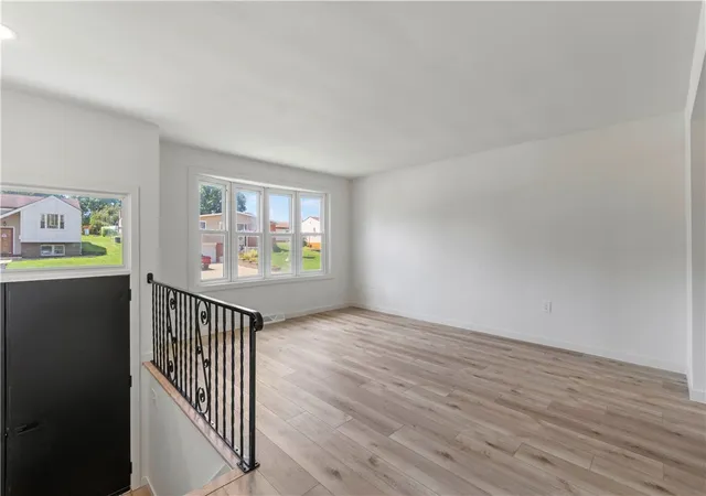 Photo 3 of Single family home for sale at 533 Elmview Dr, Elizabeth Twp/boro, PA 15037 | MLS# 1769150 | Listing updated on 2026-08-10