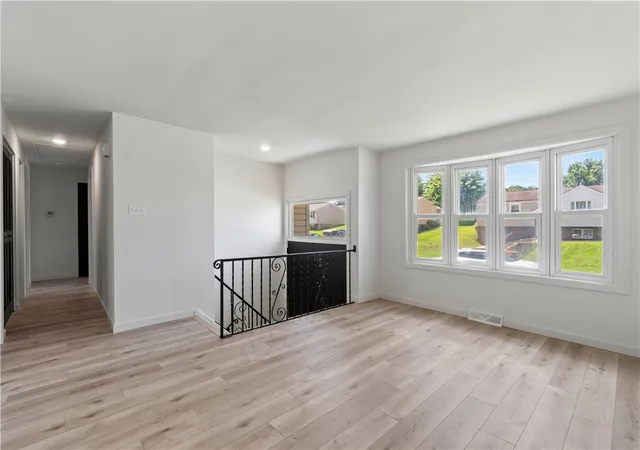 Photo 4 of Single family home for sale at 533 Elmview Dr, Elizabeth Twp/boro, PA 15037 | MLS# 1769150 | Listing updated on 2026-10-06