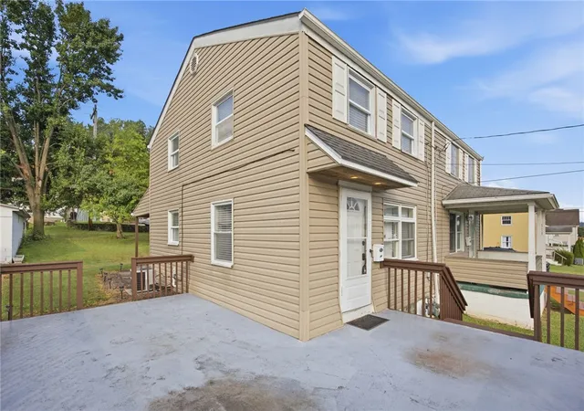 Photo 3 of Single family home for sale at 321 Cedar St, Jeannette, PA 15644 | MLS# 1769172 | Listing updated on 2026-08-21