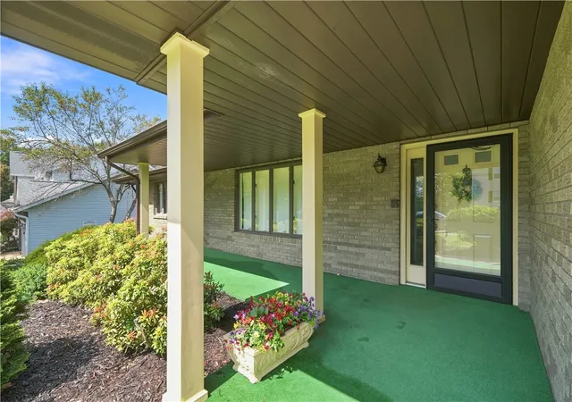 Photo 3 of Single family home for sale at 129 Chapel View Dr, Hempfield Twp, PA 15601 | MLS# 1769057 | Listing updated on 2026-08-26