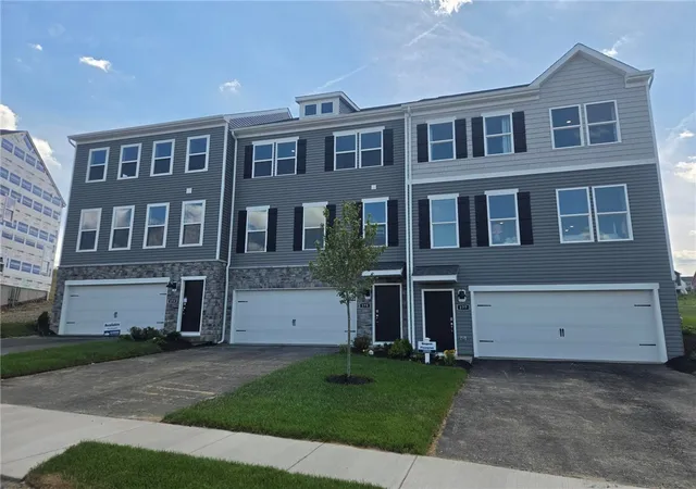 Photo 2 of Townhouse for sale at 107 Laurel Hills Dr, Buffalo Twp, PA 16055 | MLS# 1769288 | Listing updated on 2026-08-26