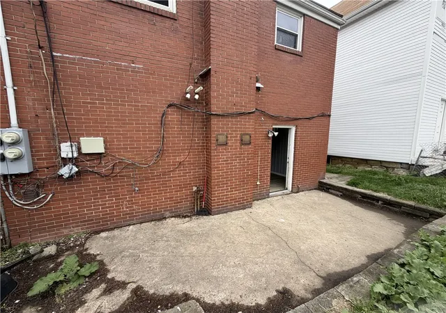 Listing Photo 2 - Condo for sale in building located at 140 Bausman St, Knoxville, PA 15210 - Unit #