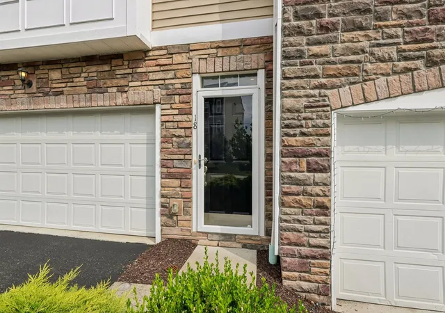 Photo 3 of Townhouse for sale at 18 Remington Dr, Chartiers, PA 15301 | MLS# 1769472 | Listing updated on 2026-08-29