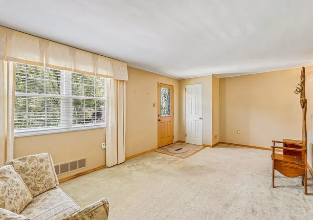 Photo 3 of Sale Pending at 2727 Louisiana Ave, Dormont, PA 15216 | MLS# 1769483 | Listing updated on 2026-10-02