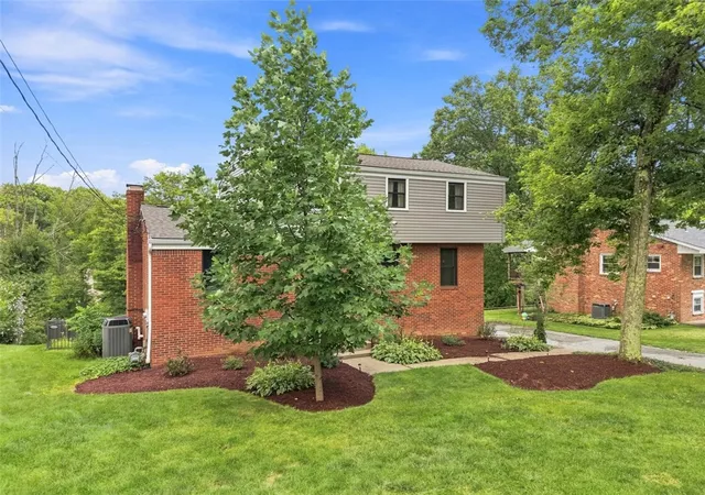 Photo 2 of Single family home for sale at 411 Laurel Dr, Peters Twp, PA 15317 | MLS# 1769622 | Listing updated on 2026-08-29