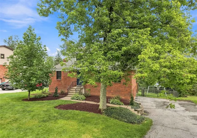Photo 3 of Single family home for sale at 411 Laurel Dr, Peters Twp, PA 15317 | MLS# 1769622 | Listing updated on 2026-08-29