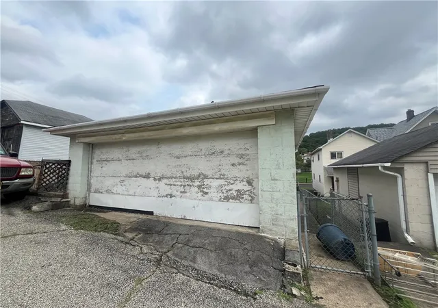 Photo 3 of Single family home for sale at 912 Vermont Ave, Glassport, PA 15045 | MLS# 1769555 | Listing updated on 2026-08-13