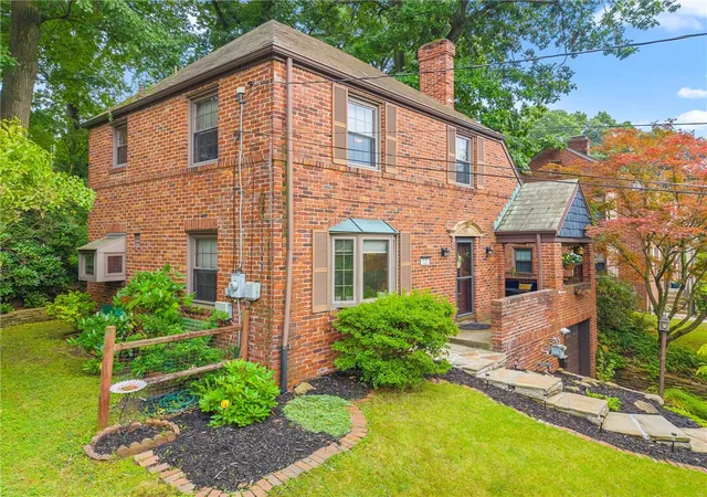 Photo 2 of Single family home for sale at 121 Woodland Dr, Pleasant Hills, PA 15236 | MLS# 1769711 | Listing updated on 2026-08-26