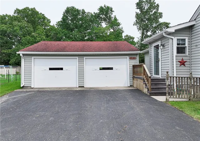 Photo 2 of Sale Pending at 2433 Ridgewood Ct, Shenango Twp, PA 16101 | MLS# 1769490 | Listing updated on 2026-08-18