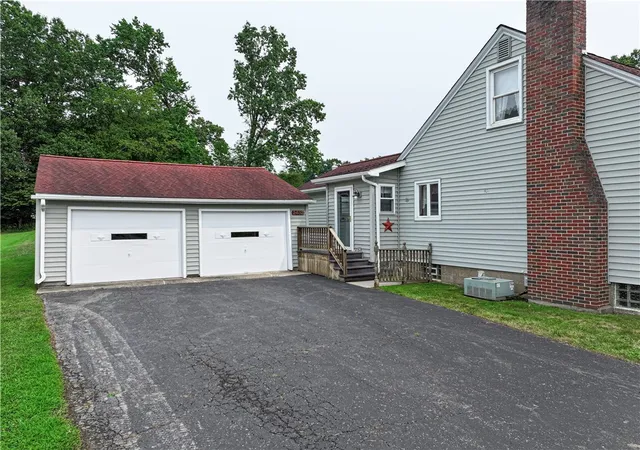Photo 3 of Sale Pending at 2433 Ridgewood Ct, Shenango Twp, PA 16101 | MLS# 1769490 | Listing updated on 2026-08-18