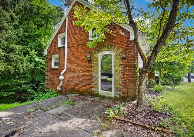 Photo 2 of Single family home for sale at 290 Sewickley Oakmont Rd, Ross Twp, PA 15237 | MLS# 1769191 | Listing updated on 2026-08-13