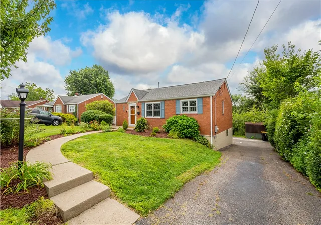 Photo 2 of Sale Pending at 524 Chessbriar Dr, Bethel Park, PA 15102 | MLS# 1769334 | Listing updated on 2026-10-06