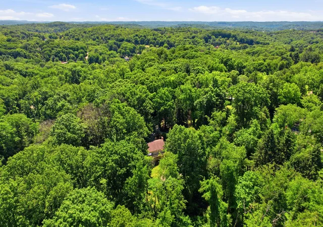 Photo 27 of Single family home for sale at 571 Flower Hl Ln, Fox Chapel, PA 15238 | MLS# 1769871 | Listing updated on 2026-08-25